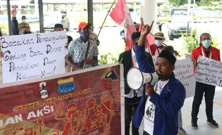 ORASI | Korlap aksi dari PMII, Fahmi Sedubun menyampaikan orasi dihadapan anggota DPRD Mimika, Papua, Senin (7/6/2021). (Foto: Saldi/Seputarpapua)