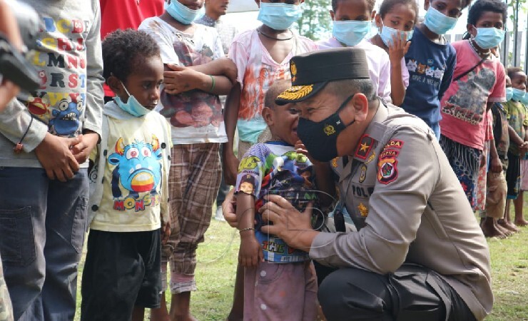 SAMBUT | Wakapolda Papua, Brigjen Pol Eko Sudarto disambut anak-anak di Taman Baca Kwamki Narama, Kamis (10/6/2021). (Foto: Yonri/Seputarpapua)