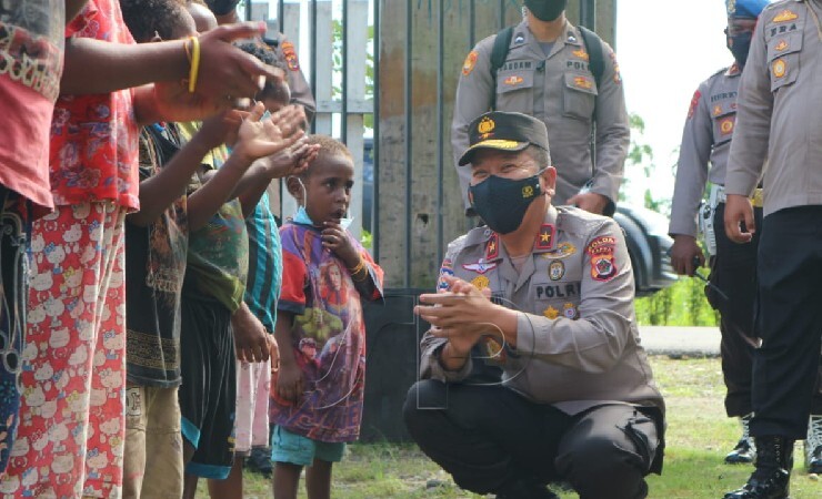 KUNJUNGAN | Wakapolda Papua, Brigjen Pol Eko Sudarto saat kunjungan di Kwamki Narama, Timika. (Foto: Yonri/Seputarpapua).