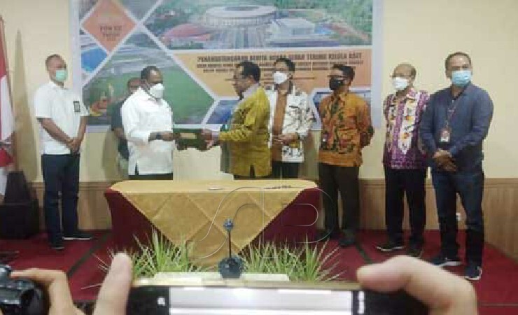 SERAHTERIMA | Pihak Kementerian PUPR menyerahkan berita acara penyerahan 4 Venue PON XX kepada Pemprov Papua, Kamis (10/6/2021). (Foto: Vidi/ Seputarpapua)