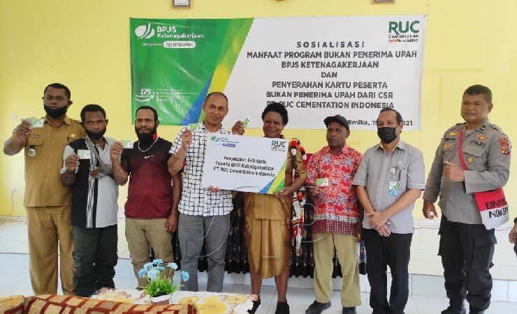 FOTO | Foto bersama setelah penyerahan kartu kepesertaan BPJS Ketenagakerjaan dari PT RUC Cementation Indonesia kepada masyarakat Distrik Kwamki Narama. (Foto: Mujiono/Seputarpapua)