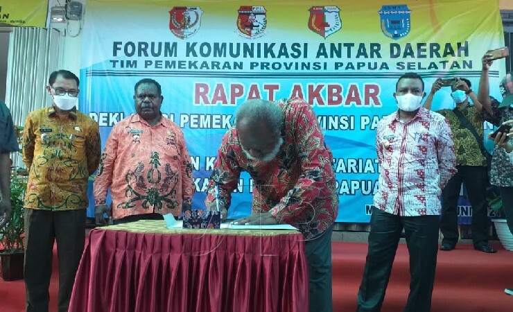 TANDA TANGAN | Mantan Bupati Merauke Johanes Gluba Gebze saat menandatangani berita acara deklarasi Pemekaran Provinsi Papua Selatan. (Foto: M. Dul)