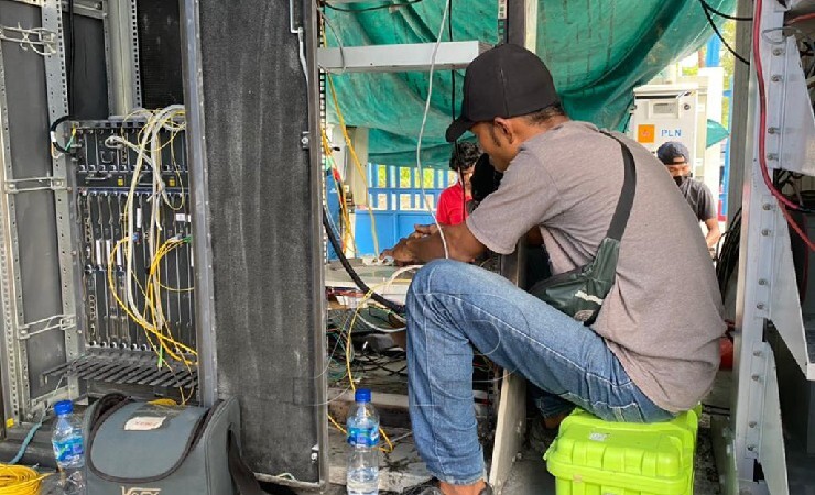 PERBAIKAN | Teknisi Telkomsel saat memperbaiki sign simpul tower yang terkena petir. (Foto: Telkomsel/Seputarpapua)