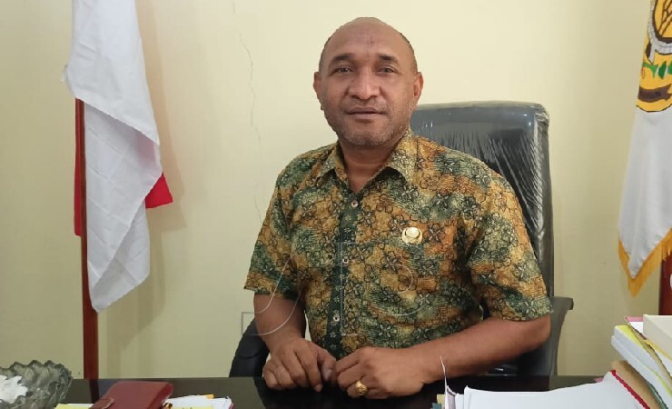 Kepala Distrik Wania, Richard Wakum. (Foto: Kristin Rejang/Seputarpapua)