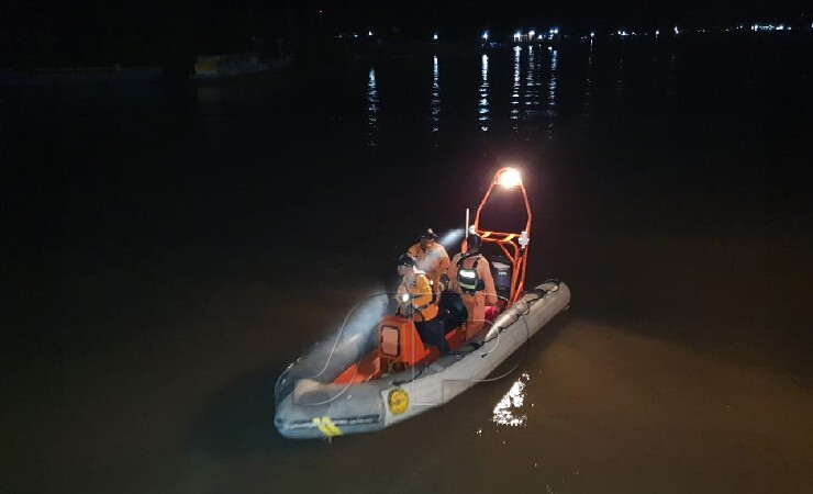 CARI | Tim SAR lakukan pencarian terhadap Putra (4), korban yang tenggelam di Dermaga Agats. (Foto: Humas SAR Timika)