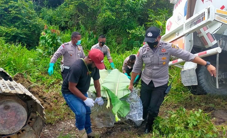 KECELAKAAN | Petugas kepolisian melakukan evakuasi terhadap jenazah korban kecelakaan di jalan poros SP 5 - Logpon, Mimika, Papua, Rabu (23/6/2021). (Foto: Ist/Seputarpapua)