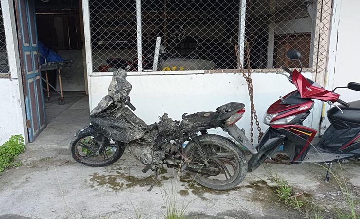 BAKAR | Motor honda blade hitam milik korban yang dibakar pelaku, diamankan di Mapolsek Mimika Baru. (Foto: Yonri/Seputarpapua)