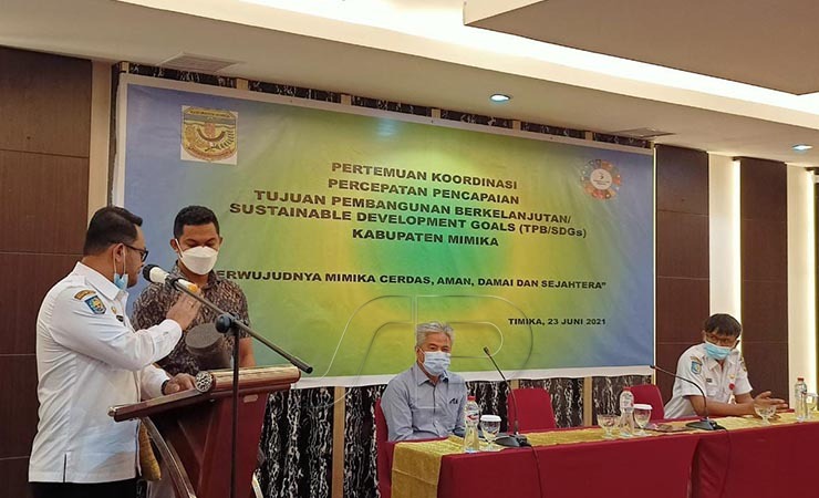 Sekretaris Daerah (Sekda) Kabupaten Mimika Michael Gomar membuka rapat percepatan pencapaian TPB - SDGs. (Foto: Kristin Rejang/Seputarpapua)