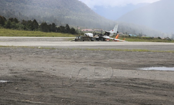 Kondisi Pesawat yang terbakar di bandara Ilaga (Foto: Ist/Seputarpapua)
