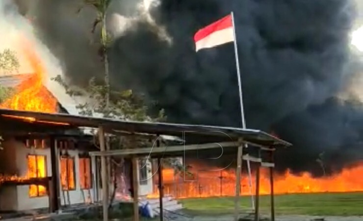TERBAKAR | Salah satu perkantoran yang dibakar massa di Kabupaten Yalimo, Selasa (29/6/2021). (Foto: SC Video)