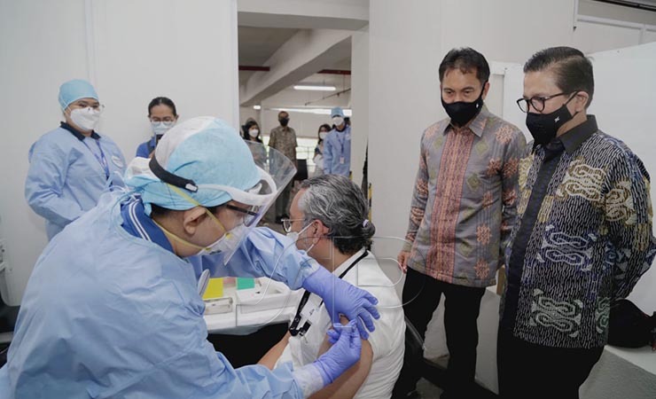 VAKSIN - Pelaksanaan Vaksinasi Covid-19 Gotong Royong perdana di kantor Jakarta PT Freeport Indonesia (PTFI), ditinjau langsung oleh Presiden Direktur PTFI Tony Wenas (14/6/2021). Foto : Dokumentasi Freeport/Seputarpapua