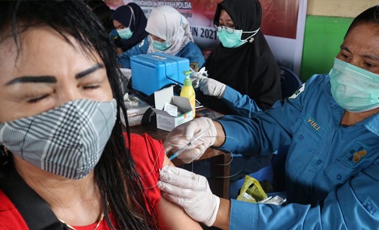 SUNTIK | Seorang warga Kadun Jaya, KM 10 Mimika menerima suntikan dari vaksinator. (Foto: Yonri/Seputarpapua)