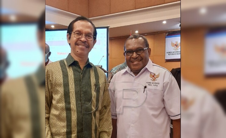 Foto bersama bapak Philips Gobang (Kiri), staf ahli Menkominfo RI dalam acara Bimtek Kelompok Kerja Indeks Keterbukaan Informasi Publik ( IKIP ) di makasar ujung pandang. (Foto: Ist/Seputarpapua)