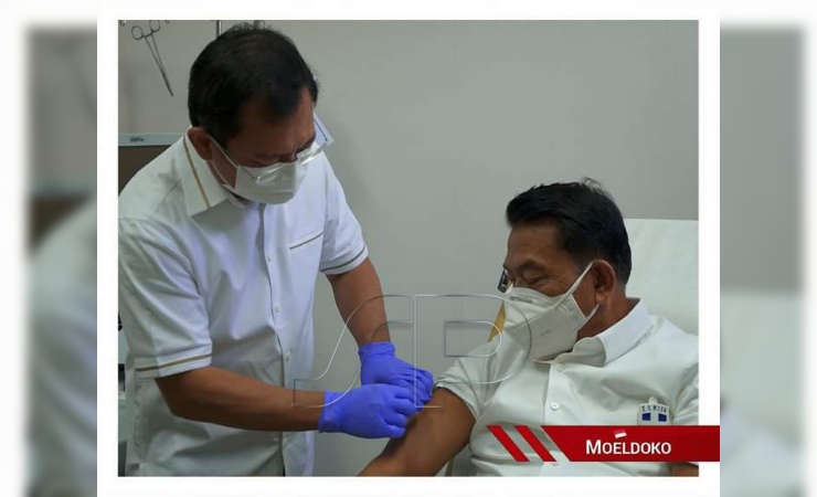 Terawan menyuntikkan Vaksin Nusantara ke Moeldoko di RSPAD. (Foto: FB Moeldoko)