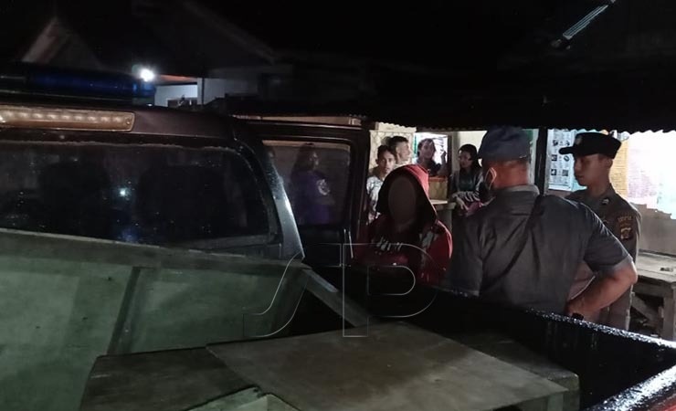 AMANKAN | Seorang ibu diduga pemilik judi king rumahan diamankan polisi, Kamis malam pasca pemberlakuan PPKM Mikro di Timika. (Foto: Yonri/Seputarpapua)