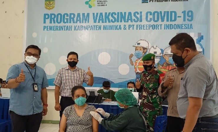 Vice Presiden PT.Freeport Indonesia Bidang Hubungan Pemerintahan, Jonny Lingga, Kepala Dinas Kesehatan Kabupaten Mimika, Reynold Ubra dan unsur TNI/Polri saat menyaksikan proses vaksinasi masal di Kuala Kencana. (Foto: Kristin Rejang/Seputarpapua)