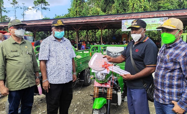 TERIMA | Kepala Kelurahan Inauga yang didampingi Kadistrik Wania saat menerima kunci motor sampah tiga roda bantuan Pemkab Mimika dan Kementerian Lingkungan Hidup dan Kehutanan. (Foto: Mujiono/Seputarpapua)