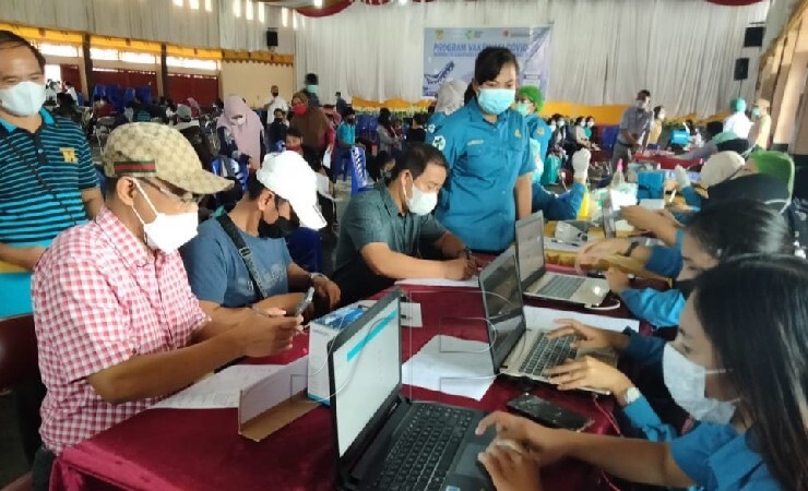 VAKSINASI | Pengurus IKT mengikuti proses administrasi untuk mengikuti vaksinasi Covid-19 di gedung Tongkonan, Timika, Papua, Senin (5/7/2021). (Foto: Saldi/Seputarpapua)