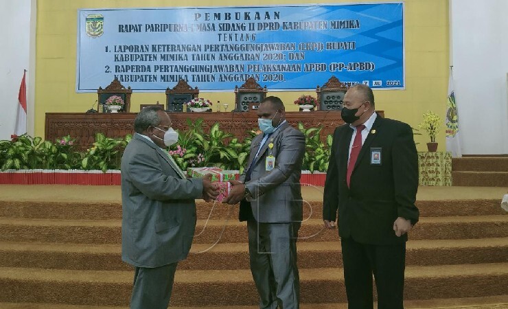 SERAHKAN | Bupati Mimika Eltinus Omaleng menyerahkan dokumen LKPJ dan PP-APBD kepada pimpinan DPRD Kabupaten Mimika. Rabu (7/7/2021) (Foto: Anya Fatma/Seputarpapua)