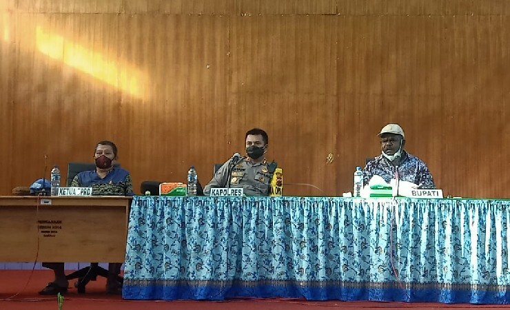 RAPAT | Bupati Asmat Elisa Kambu didampingi Kapolres AKBP Dhani Gumilar saat memimpin rapat evaluasi penanganan Covid-19, Sabtu (10/7/2021). (Foto: Fagi/ Seputarpapua)