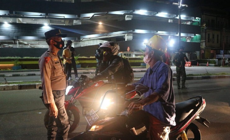 PETUGAS | Petugas saat berjaga dalam penerapan PPKM. (Foto: Yonri/Seputarpapua)