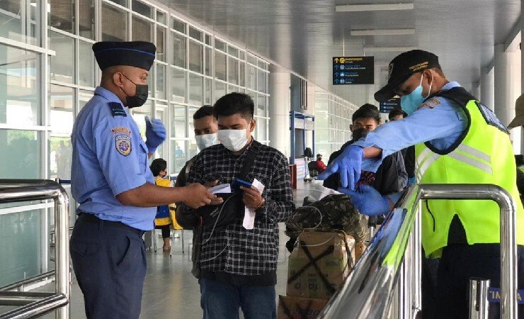 Petugas di Terminal Baru Bandara Mozes Kilangin Timika memeriksa tiket salah satu penumpang. (Foto: Anya Fatma/Seputatpapua)