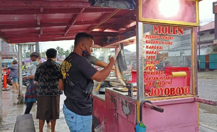 Fatur saat membuat adonan molen untuk digoreng dan dijual di Jalan Budi Utomo. (Foto: Kristin Rejang/Seputarpapua)