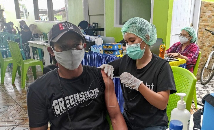 VAKSIN | Suasana vaksinasi massal yang digelar KKJB Cabang SP2 dan Dinas Kesehatan Mimika. (Foto: Mujiono/Seputarpapua)