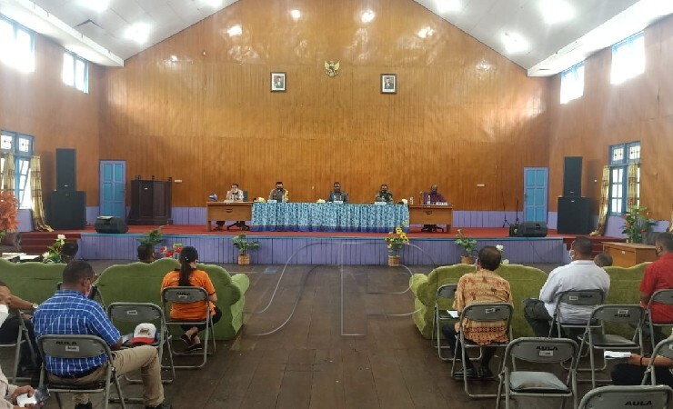 RAPAT EVALUASI | Bupati Asmat Elisa Kambu memimpin rapat evaluasi penanganan Covid-19 di Aula Wiyata Mandala, Sabtu (17/7/2021). (Foto: Fagi/ Seputarpapua)