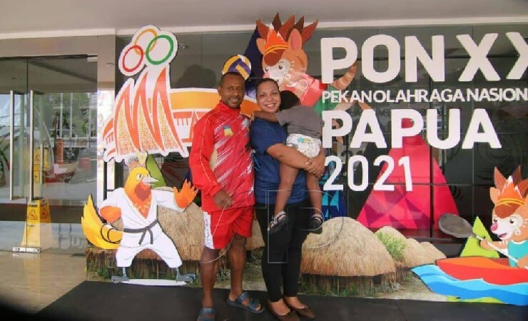 Charli bersama sang istri dan anak berswafoto di wisma atlet KONI Papua. (Foto: Humas KONI Papua/