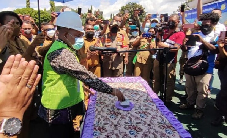 Gubernur Papua Lukas Enembe mencanangkan pembangunan pagar dan pengosongan Kantor Gubernur Papua, Senin (19/7/2021). (Foto: Adi/Seputarpapua)