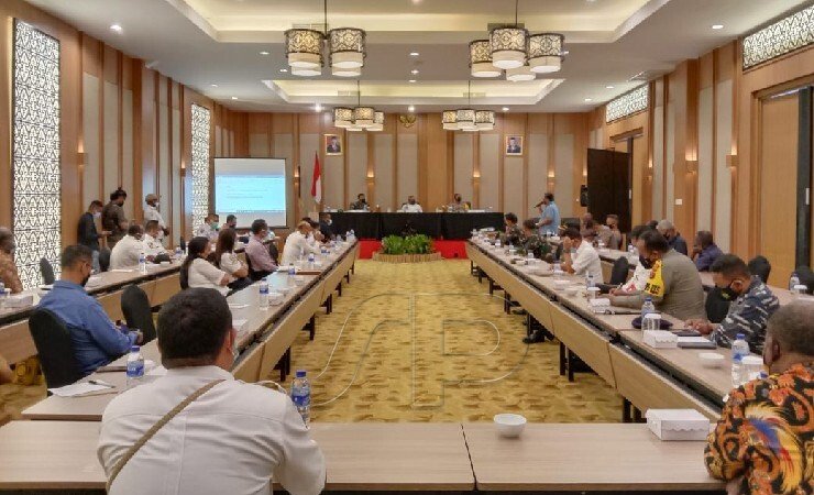 RAPAT | Rapat Evaluasi Pencegahan Penyebaran Covid 19 pada pelaksanaan PON XX, Pesparawi, dan Kongres Kingmi di Kabupaten Mimika. (Foto: Kristin Rejang/ Seputarpapua)