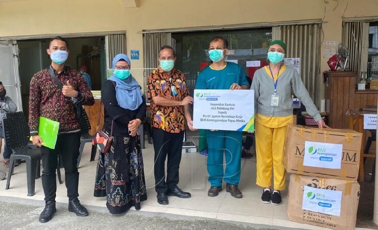 BANTUAN | Kepala BPJS Ketenagakerjaan Cabang Mimika Verry K Boekan menyerahkan bantuan APD kepada Direktur Rumah Sakit Herlina dr. Leonard Pardede. (Foto: BPJS Ketenagakerjaan/ Seputarpapua)