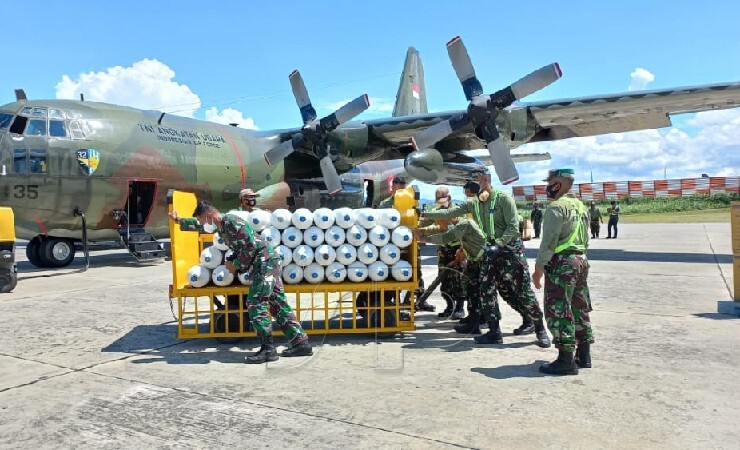 BANTUAN PANGLIMA TNI | Tampak bantuan Panglima TNI berupa puluhan tabung oksigen dan alat kesehatan tiba di Base Ops Lanus Silas Papare Jayapura. (Foto: Fnd/ Seputarpapua)