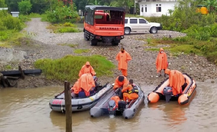 KERAHKAN | Tim SAR dari Kantor Pencarian dan Pertolongan Timika mengerahkan perahu karet mencari Speedboat berpenumpang 6 orang yang hilang. (Foto: Ist/Seputarpapua)