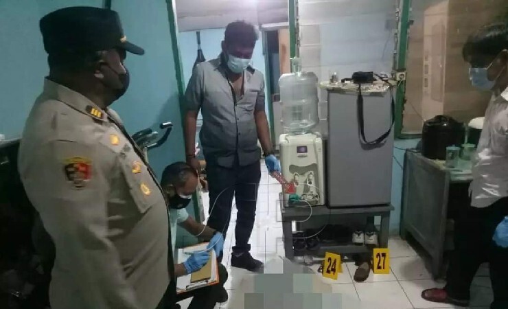 IDENTIFIKASI | Petugas kepolisian melakukan olah TKP untuk mengindetifikasi modus tewasnya seorang IRT di Kota Jayapura, Papua. (Foto: Polresta Jayapura)
