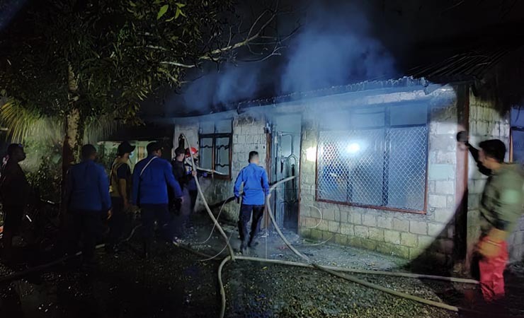 PEMADAMAN | Petugas pemadam dengan mengerahkan 3 unit armada melakukan pemadaman api yang membakar 1 unit rumah warga di Timika, Papua, Rabu (21/7/2021). (Foto: Saldi/Seputarpapua)