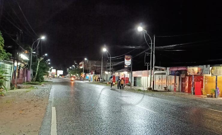 Suasana Jalan Budi Utomo tampak sepi, sejumlah kios sudah tutup sejak pukul 18.00 WIT. (Foto: Kristin Rejang/Seputarpapua)