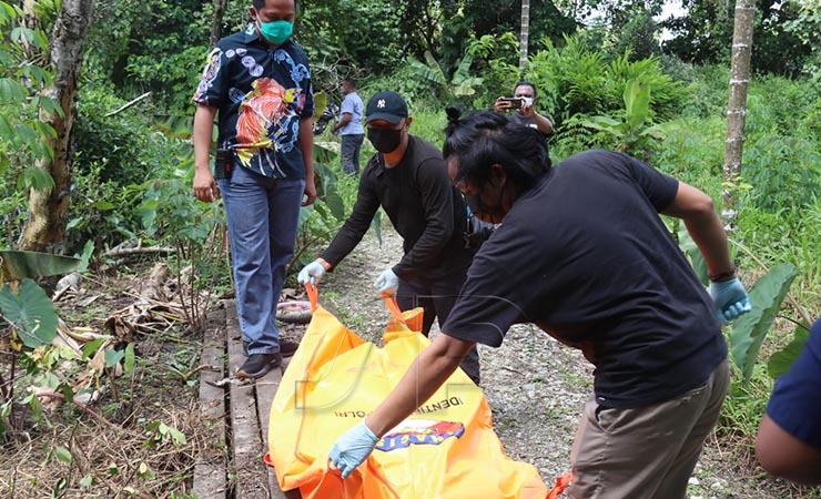 ANGKAT | Penyidik Polres Mimika mengangkat jenazah korban Decky Gobay untuk dievakuasi ke RSUD Mimika. (Foto: Saldi/Seputarpapua)