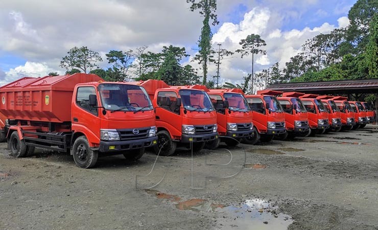 ARMADA | Armada persampahan berupa truk-truk sampah bantuan dari Kementerian Lingkungan Hidup dan Kehutanan yang diterima oleh DLH Mimika. (Foto: Mujiono/Seputarpapua)
