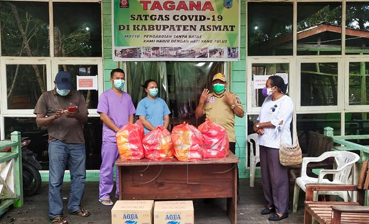 SERAHKAN | Ketua PPK Asmat Orpa Susana Kambuaya saat menyerahkan makanan siap kepada kepada Tim Satgas Covid-19, Selasa (27/7/2021). (Foto: Fagi/ Seputarpapua)