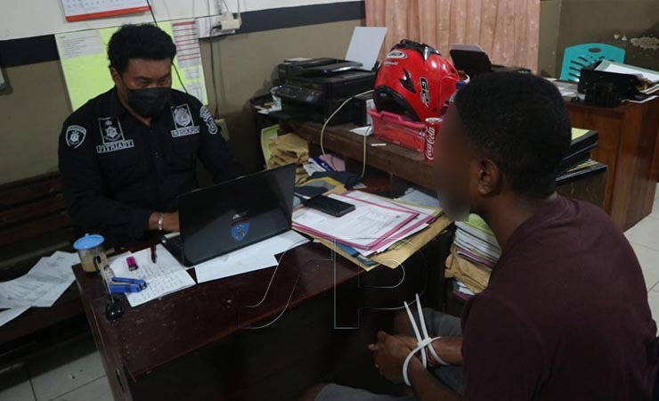 PERIKSA | MF alias Matius (baju coklat) sedang diperiksa reserse atas kasus pencurian di Uno Mart. ((Foto: Yonri/seputarpapua)