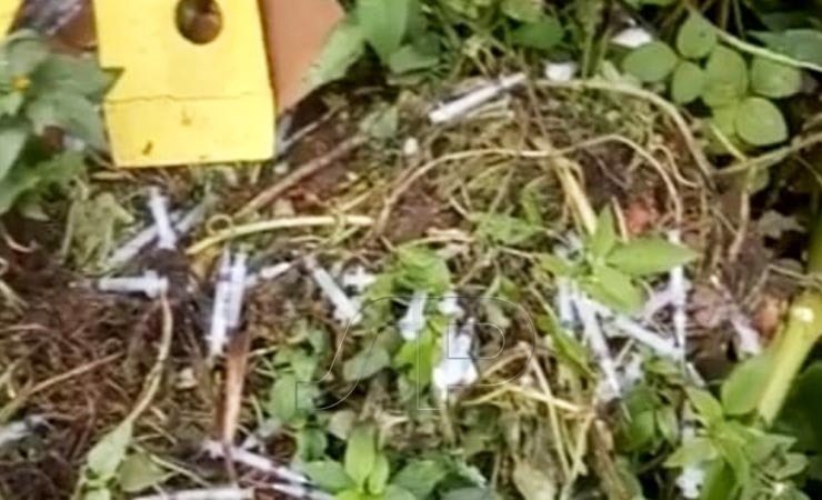 LIMBAH | Nampak limbah medis berupa alat suntik yang ditemukan petugas kebersihan DLH Mimika di TPS Jalan Patimura. (Foto: Tangkapanlayar/Seputarpapua)