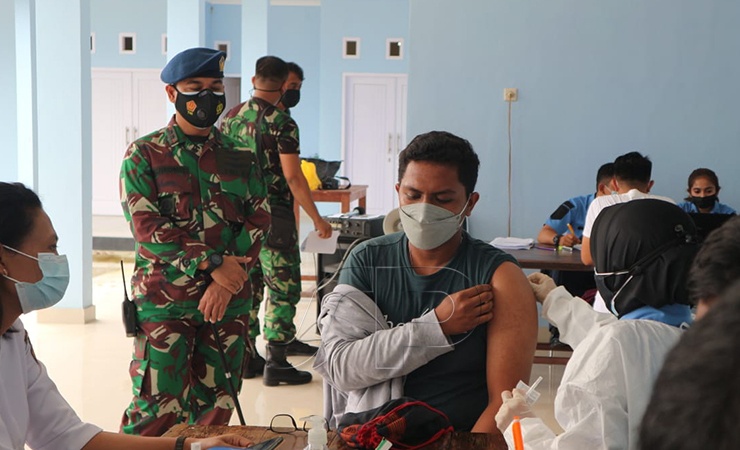 VAKSINASI | Lanud Yohanis Kapiyau Timika gelar vaksinasi dalam rangka peringatan Hari Bahkti TNI AU. (Foto: Yonri/Seputarpapua)