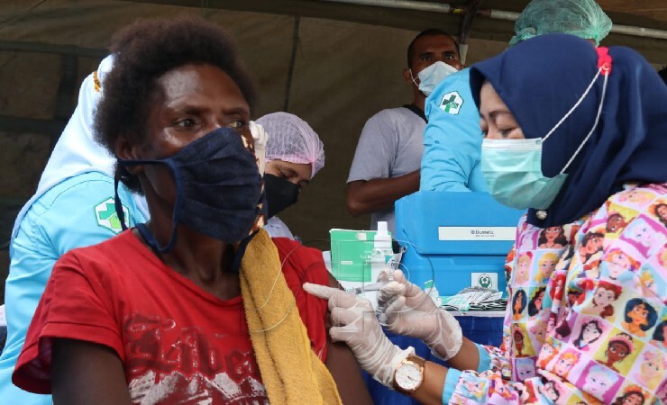 SUNTIK | Tim vaksinator menyuntikkan vaksin Sinovac kepada seorang warga pesisir di Mimika, Papua. (Foto: Saldi/Seputarpapua)