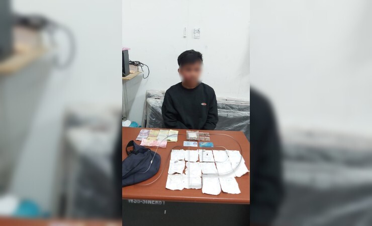 TANGKAP | Pemuda berinisial H (20) ditangkap polisi beserta barang bukti tembakau sintetis serta sejumlah uang. (Foto: Ist/Seputarpapua)