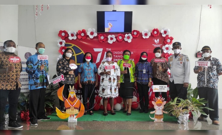 Foto bersama para dewan juri lomba menghias kantor dengan peserta dari OPD. (Foto: Mujiono/Seputarpapua)