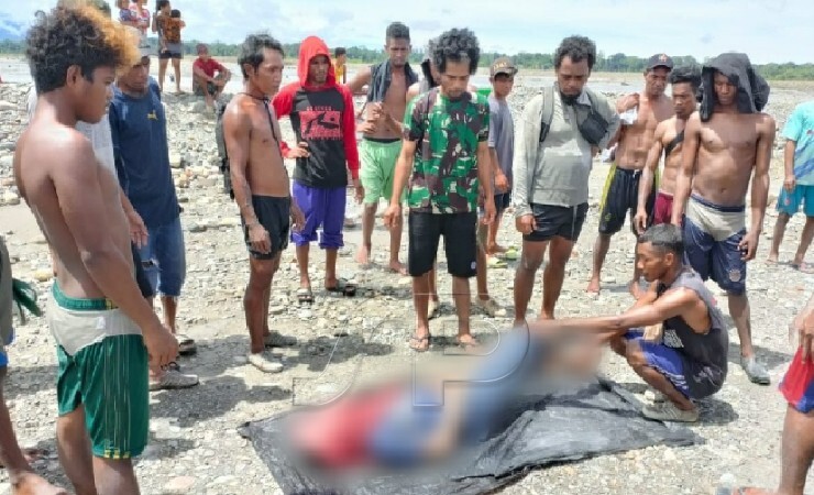 DITEMUKAN | Jasad korban tenggelam bernama Antik (24) berhasil ditemukan keluarga dan kerabat pendulang lainnya di area MP 34 dalam keadaan meninggal dunia. (Foto: Ist/Seputarpapua)