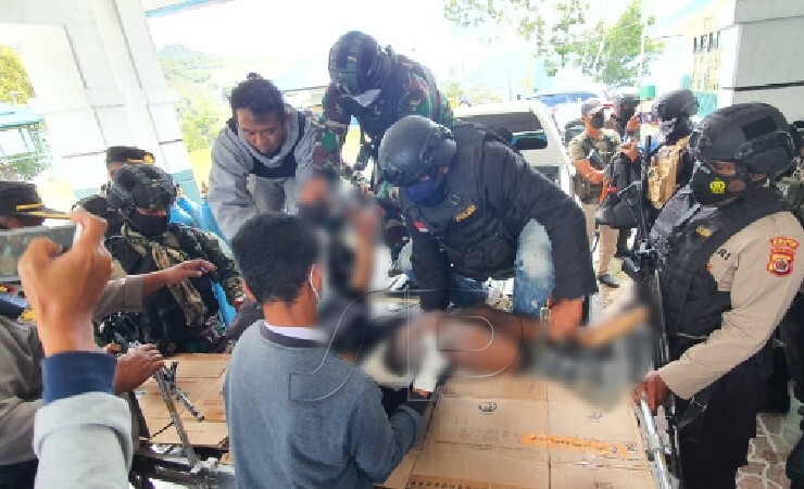 EVAKUASI | Jenazah anggota KKB Kopengga Enumbi saat dievakuasi ke RSUD Mulia. (Foto: Humas Polda Papua)