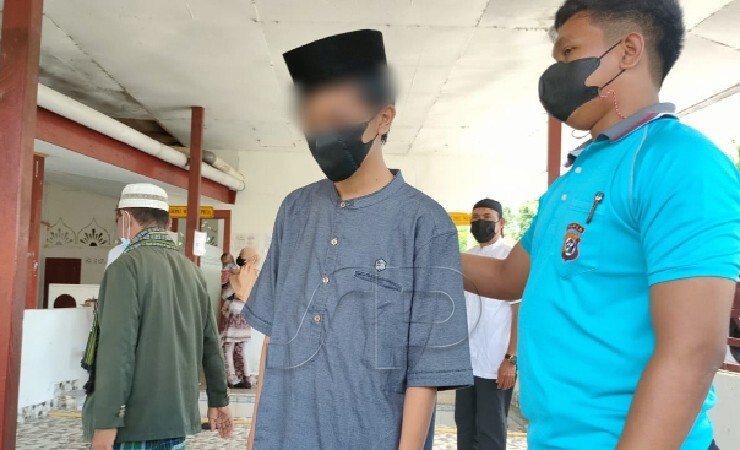 PELAKU | Tersangka S (19) alias Sudir, warga Jalan Pendidikan sebagai pelaku yang membuat atau memproduksi narkotika golongan I jenis tembakau sintetis atau Sinte untuk digunakan dan diedarkan di Timika, Papua. (Foto: Saldi/Seputarpapua)